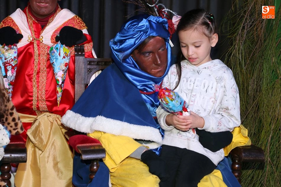 Foto 4 - Decenas de ni&ntilde;os piden sus regalos a los Reyes Magos en Vitigudino