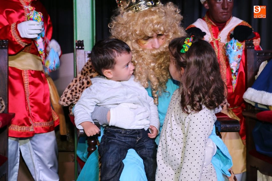 Foto 3 - Decenas de ni&ntilde;os piden sus regalos a los Reyes Magos en Vitigudino
