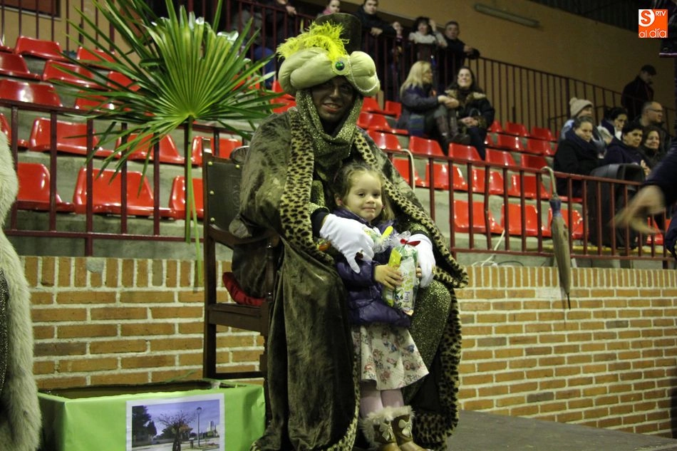 Foto 11 - SS. MM. los Reyes Magos llenan de alegr&iacute;a a peque&ntilde;os y mayores en Lumbrales  