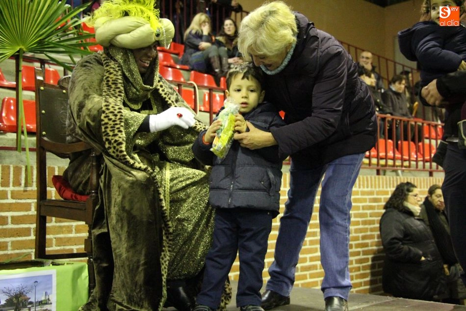 Foto 9 - SS. MM. los Reyes Magos llenan de alegr&iacute;a a peque&ntilde;os y mayores en Lumbrales  
