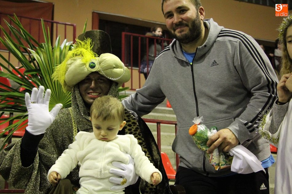 Foto 7 - SS. MM. los Reyes Magos llenan de alegr&iacute;a a peque&ntilde;os y mayores en Lumbrales  