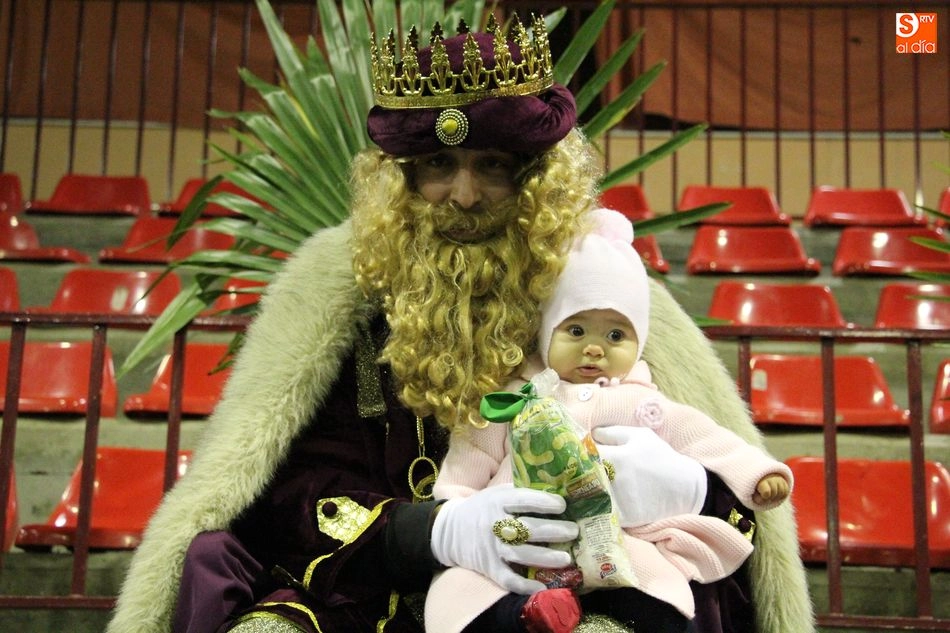 Foto 6 - SS. MM. los Reyes Magos llenan de alegr&iacute;a a peque&ntilde;os y mayores en Lumbrales  