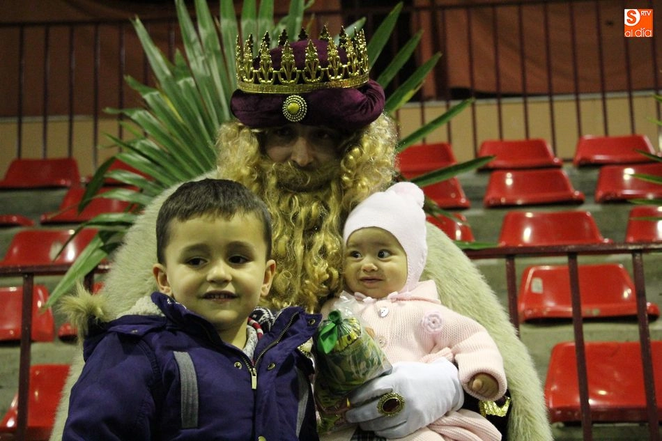 Foto 5 - SS. MM. los Reyes Magos llenan de alegr&iacute;a a peque&ntilde;os y mayores en Lumbrales  