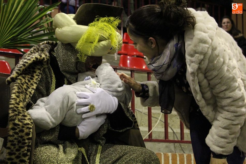 Foto 4 - SS. MM. los Reyes Magos llenan de alegr&iacute;a a peque&ntilde;os y mayores en Lumbrales  