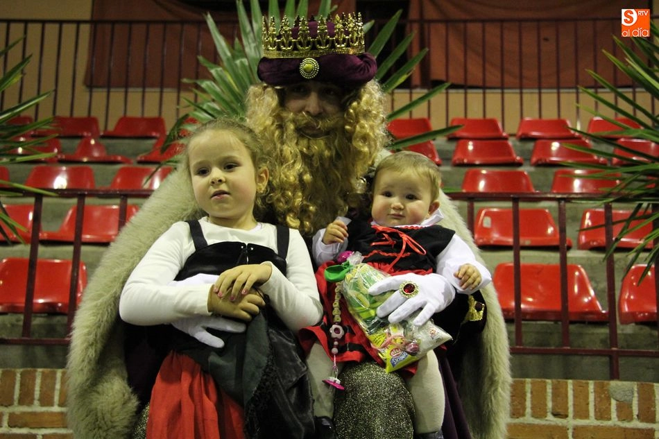 Foto 3 - SS. MM. los Reyes Magos llenan de alegr&iacute;a a peque&ntilde;os y mayores en Lumbrales  