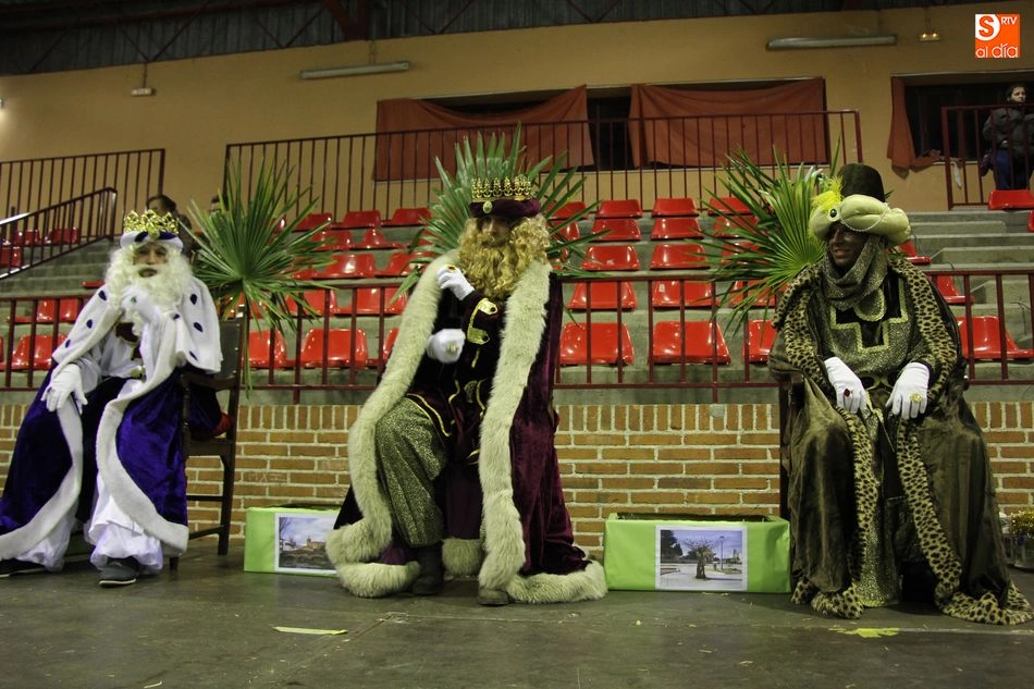 Foto 2 - SS. MM. los Reyes Magos llenan de alegr&iacute;a a peque&ntilde;os y mayores en Lumbrales  