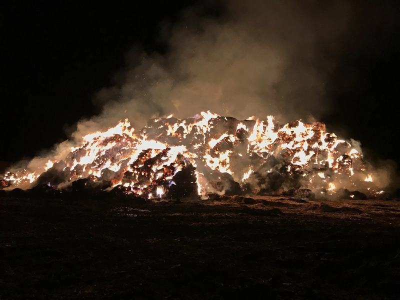 Foto 2 - Susto en La Vell&eacute;s tras el incendio de decenas de pacas de paja