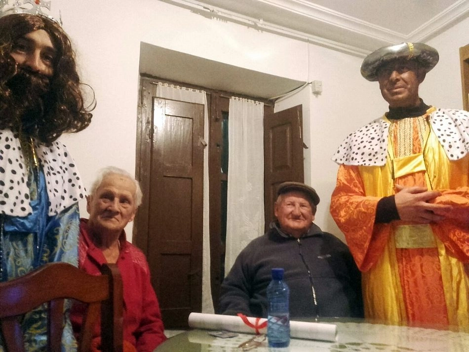 Foto 10 - Los Reyes Magos visitan a mayores y peque&ntilde;os en La Zarza de Pumareda  