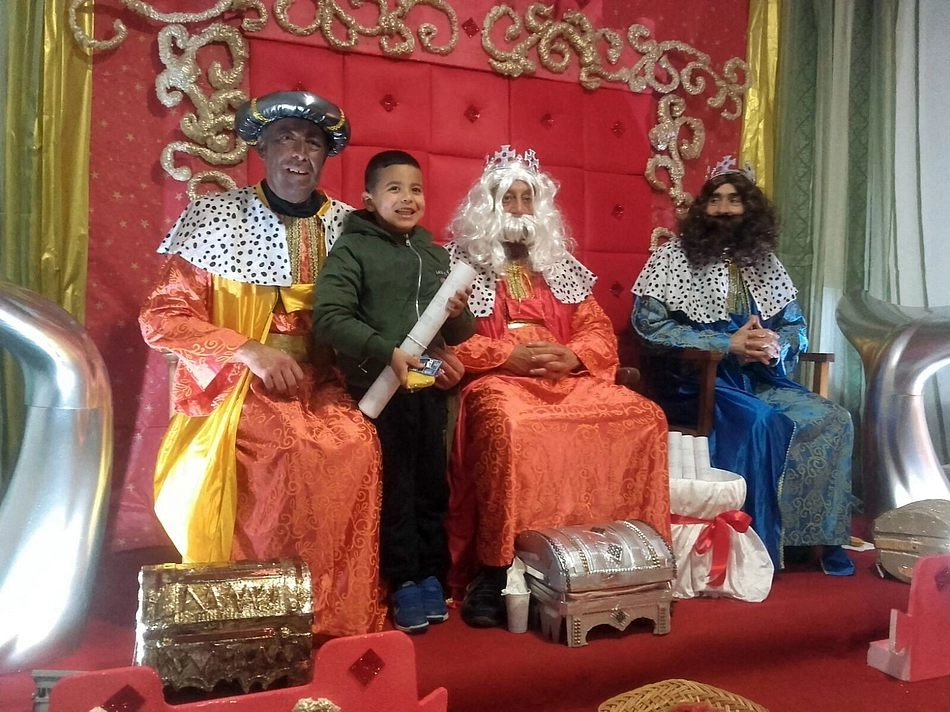 Foto 8 - Los Reyes Magos visitan a mayores y peque&ntilde;os en La Zarza de Pumareda  