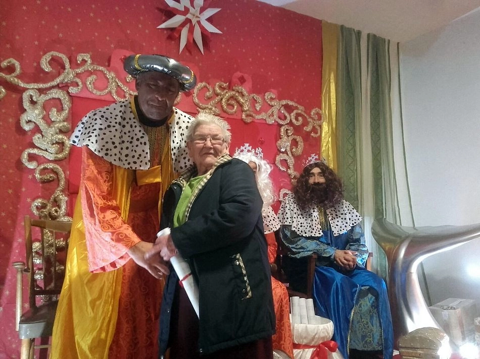 Foto 6 - Los Reyes Magos visitan a mayores y peque&ntilde;os en La Zarza de Pumareda  