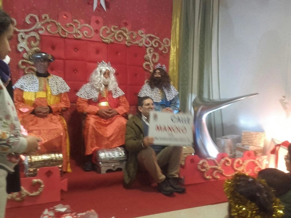 Foto 4 - Los Reyes Magos visitan a mayores y peque&ntilde;os en La Zarza de Pumareda  