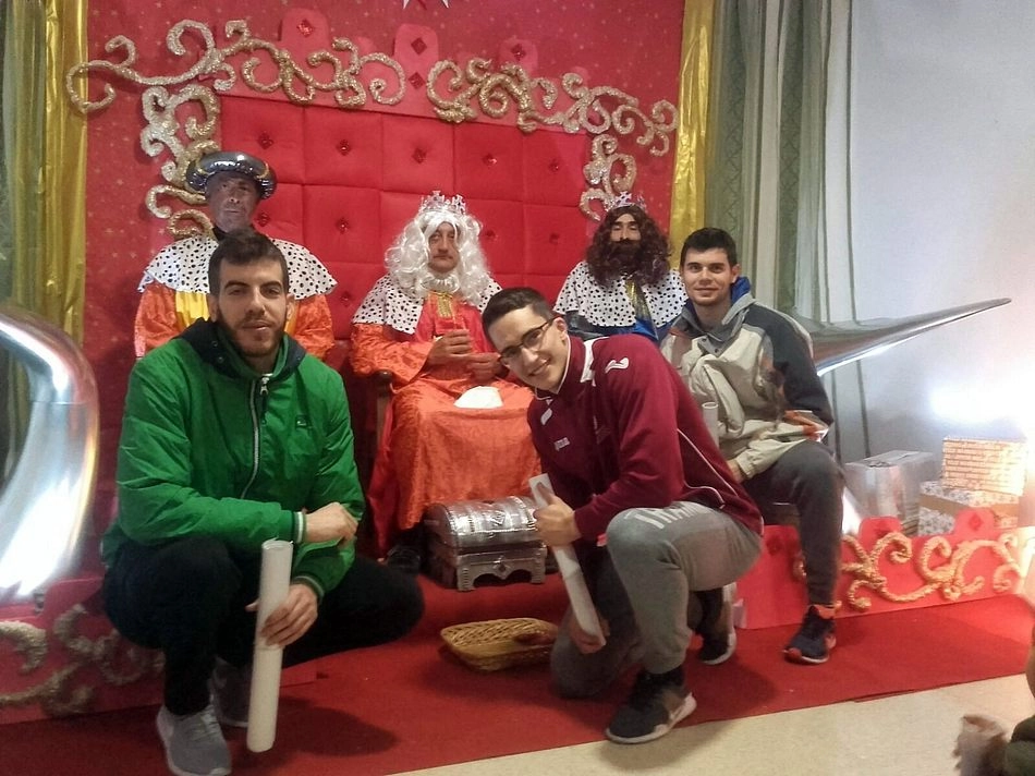 Foto 2 - Los Reyes Magos visitan a mayores y peque&ntilde;os en La Zarza de Pumareda  
