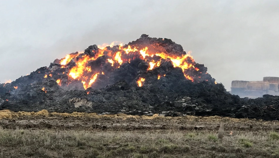 Foto 3 - Susto en La Vell&eacute;s tras el incendio de decenas de pacas de paja