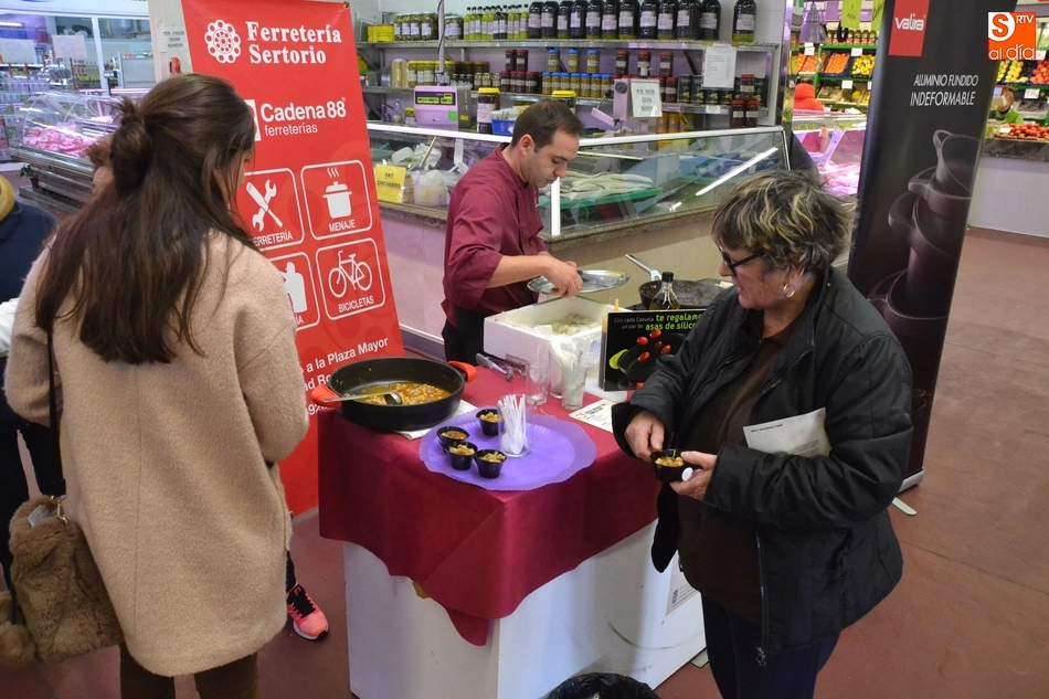 Foto 5 - Leticia Mart&iacute;n prepara en el Mercado de Abastos dos ricos platos para huir del fr&iacute;o  