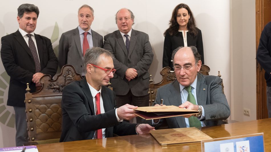 El rector, Ricardo Rivero, y el presidente de Iberdrola, Ignacio Galán, firman el acuerdo