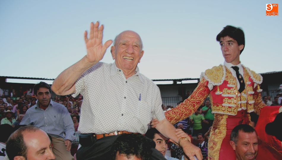 Victorino Martín salía a hombros de la plaza de Vitigudino el 16 de agosto de 2013 tras una tarde gloriosa / CORRAL