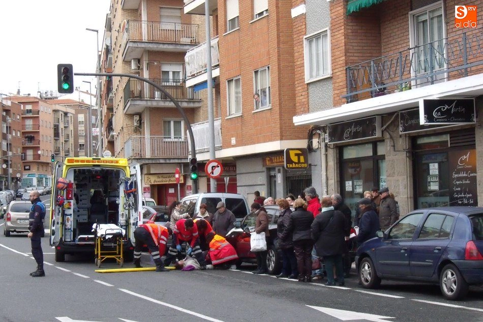 Foto 11 - Una mujer resulta herida al ser atropellada por un veh&iacute;culo en la Carretera de Ledesma  