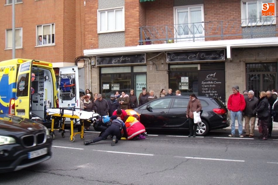Foto 10 - Una mujer resulta herida al ser atropellada por un veh&iacute;culo en la Carretera de Ledesma  