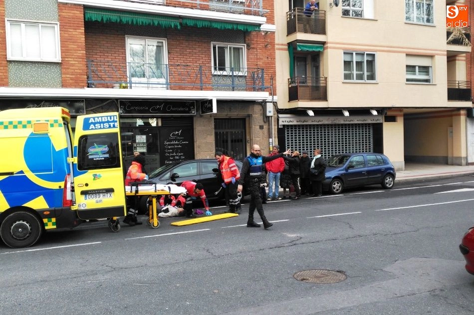 Foto 9 - Una mujer resulta herida al ser atropellada por un veh&iacute;culo en la Carretera de Ledesma  