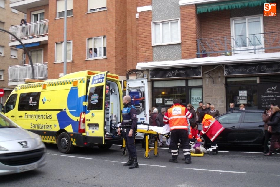 Foto 8 - Una mujer resulta herida al ser atropellada por un veh&iacute;culo en la Carretera de Ledesma  