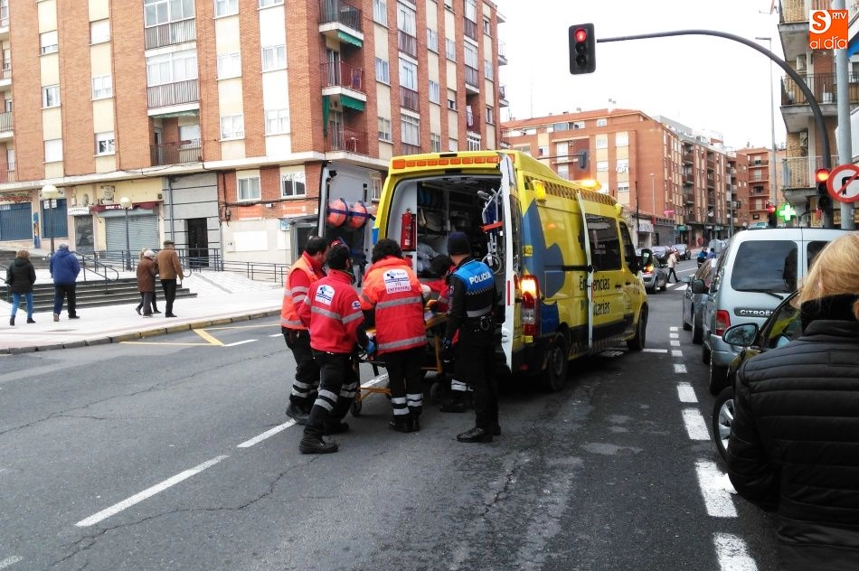 Foto 7 - Una mujer resulta herida al ser atropellada por un veh&iacute;culo en la Carretera de Ledesma  