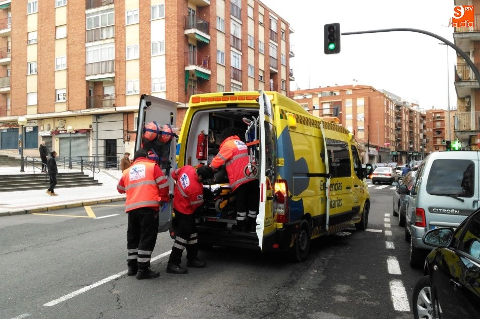 Foto 6 - Una mujer resulta herida al ser atropellada por un veh&iacute;culo en la Carretera de Ledesma  
