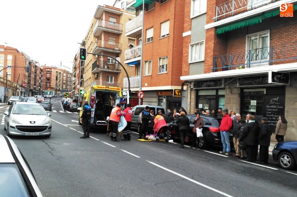 Foto 5 - Una mujer resulta herida al ser atropellada por un veh&iacute;culo en la Carretera de Ledesma  