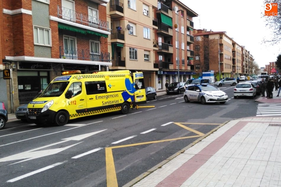 Foto 4 - Una mujer resulta herida al ser atropellada por un veh&iacute;culo en la Carretera de Ledesma  