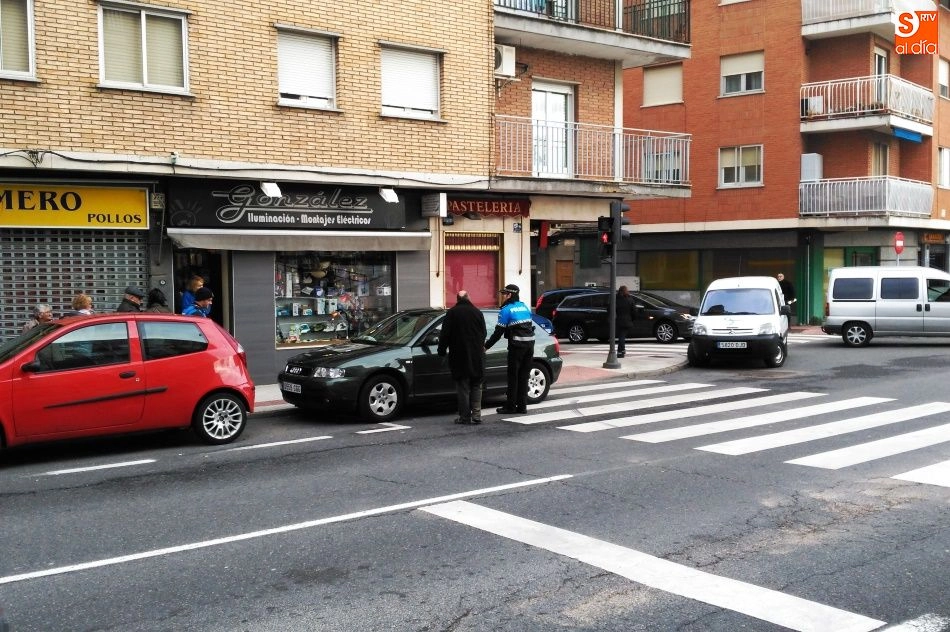 Foto 3 - Una mujer resulta herida al ser atropellada por un veh&iacute;culo en la Carretera de Ledesma  