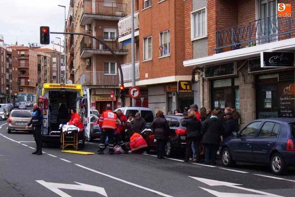 Foto 2 - Una mujer resulta herida al ser atropellada por un veh&iacute;culo en la Carretera de Ledesma  
