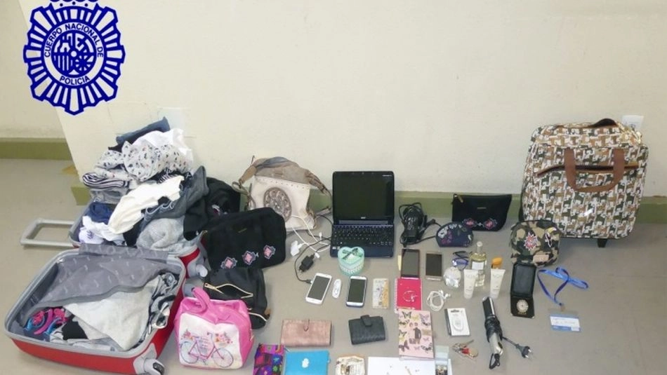 Foto 2 - Arrestada por robar 10.600 euros y otros efectos en viviendas de Salamanca