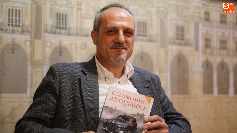 El autor manchego posa con un ejemplar de su novela para SALAMANCArtv AL DÍA. Fotos: Alberto Martín