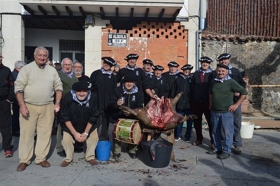 La asociación de mayores de Linares de Riofrío se encarga de organizar la Matanza Tradicional