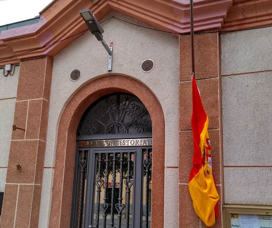 Bandera a media asta en el Ayuntamiento de El Campo de Peñaranda | Foto: @elcampodepda
