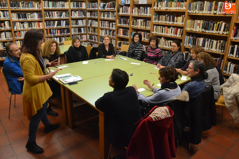 Una docena de personas inicia el taller ‘Mirolibros’  