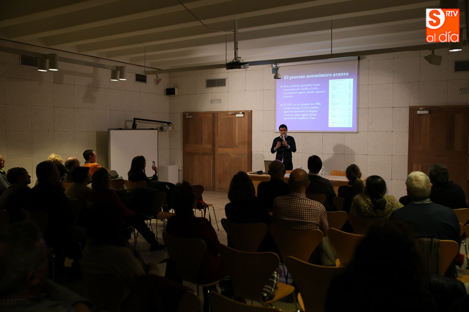 Foto 6 - Carlos Javier Salgado aborda el tema de la Región Leonesa en una conferencia