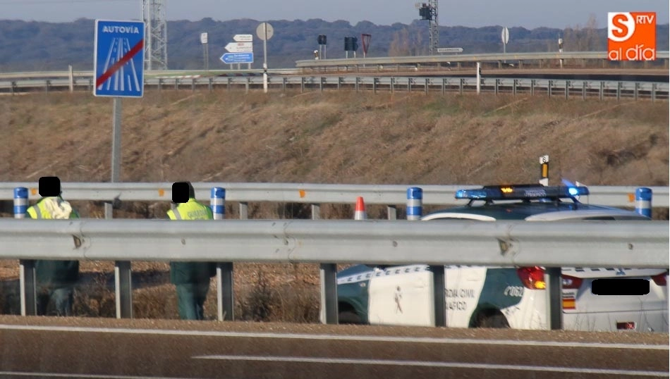 Foto 3 - Un muerto y siete heridos tras el choque entre una furgoneta y un cami&oacute;n en la A-62