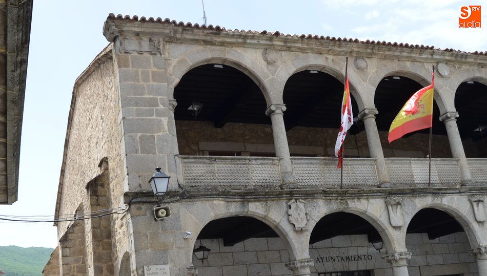 Fachada del Ayuntamiento de Béjar donde se ven tejas desprendidas