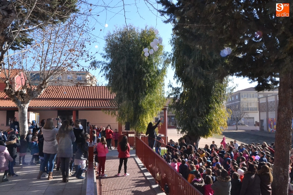 Foto 8 - El Colegio San Francisco muestra en m&aacute;s de 30 idiomas diferentes su compromiso por la paz  