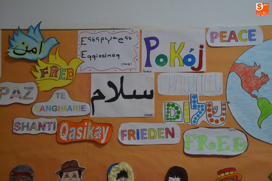 Foto 5 - El Colegio San Francisco muestra en m&aacute;s de 30 idiomas diferentes su compromiso por la paz  
