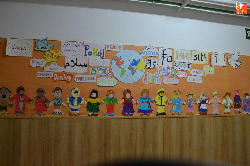 Foto 6 - El Colegio San Francisco muestra en m&aacute;s de 30 idiomas diferentes su compromiso por la paz  