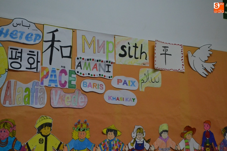 Foto 4 - El Colegio San Francisco muestra en m&aacute;s de 30 idiomas diferentes su compromiso por la paz  