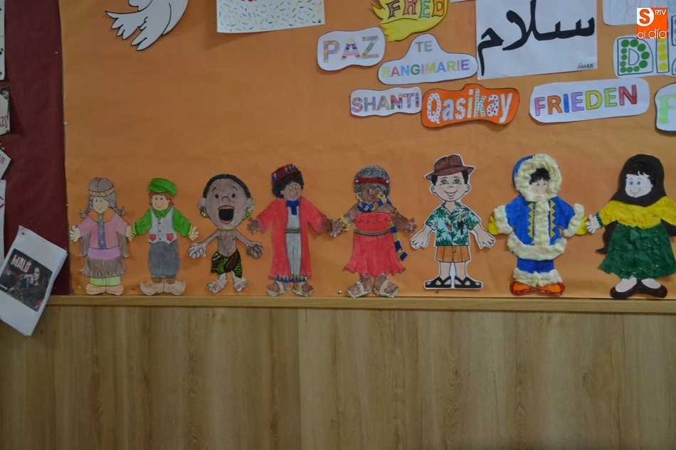 Foto 3 - El Colegio San Francisco muestra en m&aacute;s de 30 idiomas diferentes su compromiso por la paz  
