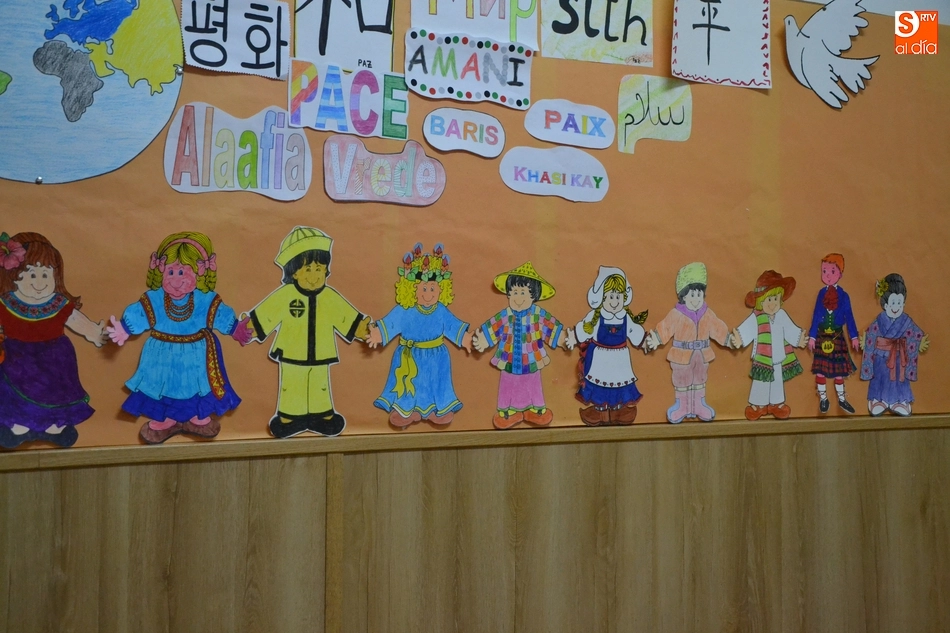 Foto 2 - El Colegio San Francisco muestra en m&aacute;s de 30 idiomas diferentes su compromiso por la paz  