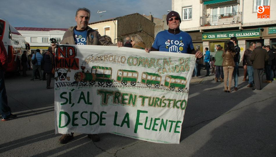 Manifestantes en Lumbrales durante la protesta que tuvo lugar el pasado sábado