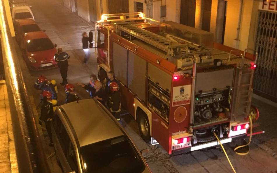 Intervención de los Bomberos para apagar el incendio en la peña