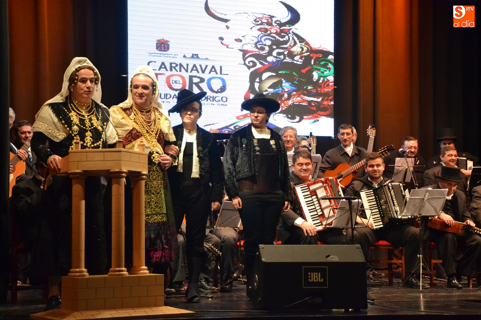 Puigdemont se infiltra en una presentación de las Coplas que tuvo charras y ovejas como invitadas  