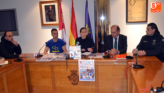 La concejala de deportes, Pilar García, presentaba el Proyecto Salvavidas junto al director autonómico, Matías Sánchez, y los presidentes del CD Peñaranda, el Club de Atletismo y el responsable del CID