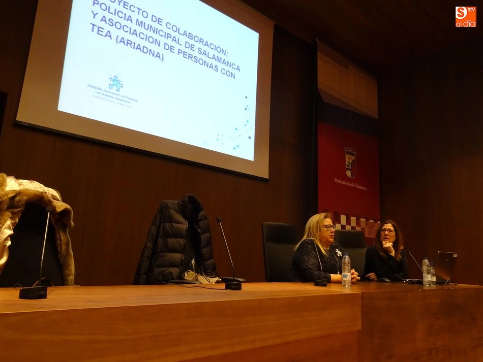 Foto 2 - La Polic&iacute;a Local recibe formaci&oacute;n sobre la intervenci&oacute;n con autistas  