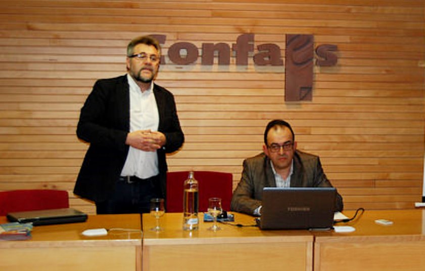 Agustín Lorenzo, presidente de AESTIC, a la izquierda, en una charla de esta asociación